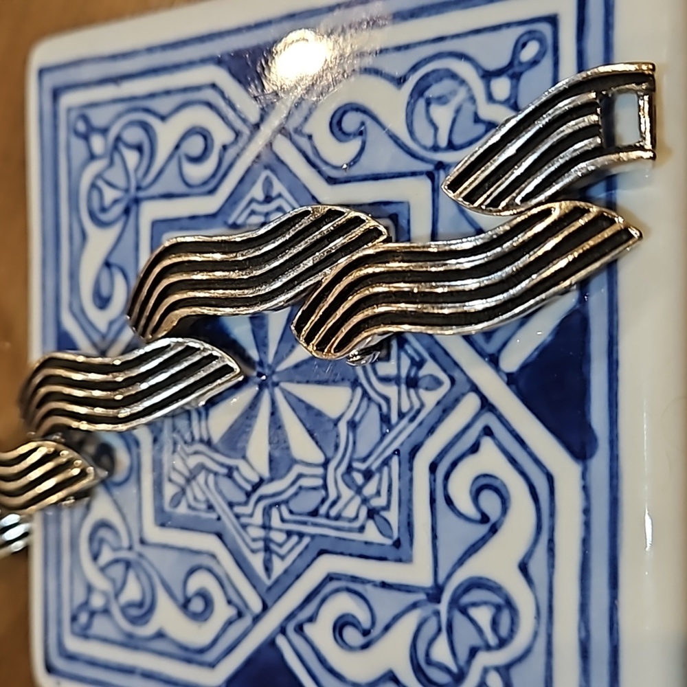 VINTAGE WAVY‎ SILVER TONED MODERN BRACELET - Picture 4 of 8
